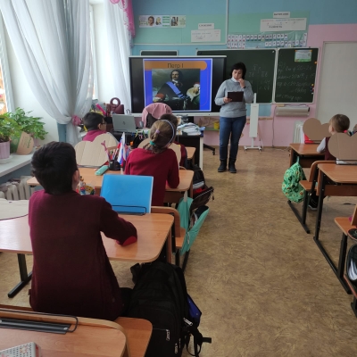 К 350-летию со дня рождения Петра I для учеников 4 класса МОУ "Архангельская СШ им. Д.В.Пилюгина" состоялся час любознательного читателя "Когда Петр I был маленьким"

#культура71 #Архангельское