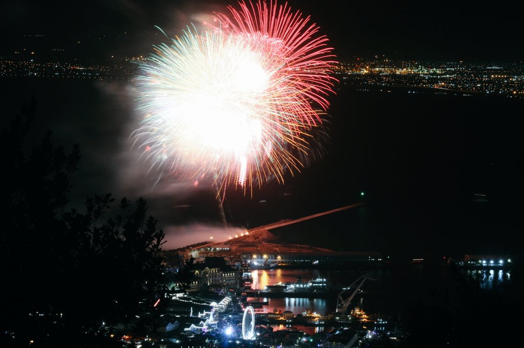bybash2's tweet image. That one time we had fireworks #waterfront #CapeTown