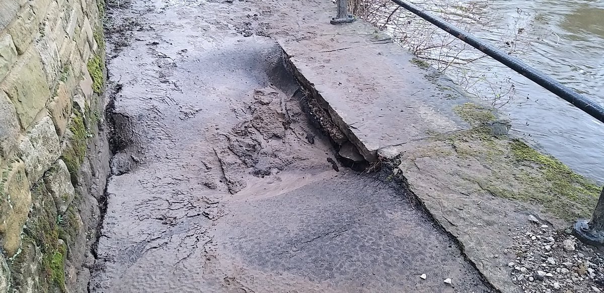 dianneljackson's tweet photo. @aireriverstrust @Bradford_CROW @EnvAgencyYNE 
Evening, I'm not sure who looks after the river side path in Shipley (near the old HMRC building).  But it has collapsed quite close to the new Lidl. W3Ws https://t.co/pgegc6EuUS.lamps
Pics below https://t.co/1XPGpf7uYF