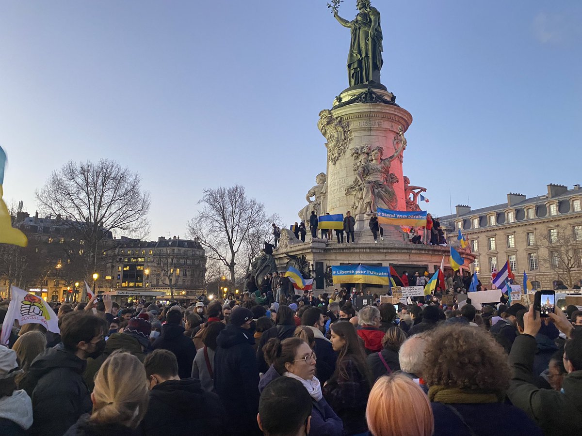 Du monde place de la République pour réaffirmer nos valeurs: ce qui se passe en Ukraine nous concerne toutes et tous !

Solidarité totale et sans réserve 🇺🇦

Et il faut le dire: baucoup ont été trop complaisants pendant trop longtemps avec le régime russe.

#StandingWithUkraine