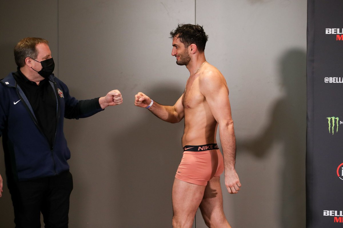 mmapit9's tweet photo. El actual monarca del peso medio de @BellatorMMA @mousasi_mma dio sin problemas 184.6 libras para buscar su segunda defensa del cinturón y por su parte el retador @austinv170mma dio 183.7 libras dejando todo listo para el día de mañana. https://t.co/3mXZ80Ke9d
