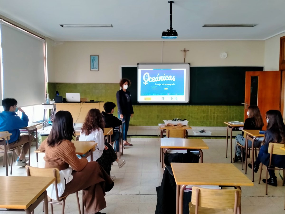 Charla de Patricia Quintas @patriquipe, investigadora del Instituto Oceanográfico de Vigo @IEOVigo, sobre #contaminación marina, para nuestros alumnos de #StemBach. ¡Gracias por tu tiempo, Patricia! #construimosconsentido #Ciencia @cmariaeducacion