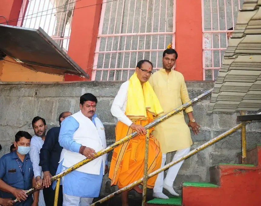 _AmeySharma's tweet photo. आज उज्जैन को प्रमुख राष्ट्रीय राजमार्गों की  सौगात देने पधारे माननीय मुख्यमंत्री @ChouhanShivraj जी का महाकालेश्वर मंदिर प्रांगण में स्वागत किया।।
#Bjym_Ujjain @MPBJYM https://t.co/97nfnviLOy