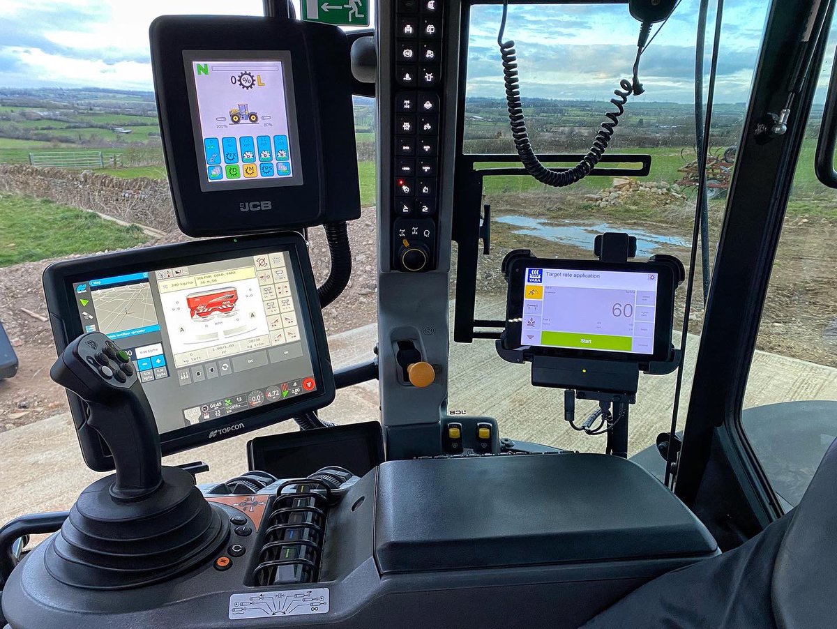 BFC_Farming's tweet image. @Yara_UK N-Sensor fitting on our new Fastrac🚜🌾
#nsensor #jcbagriculture