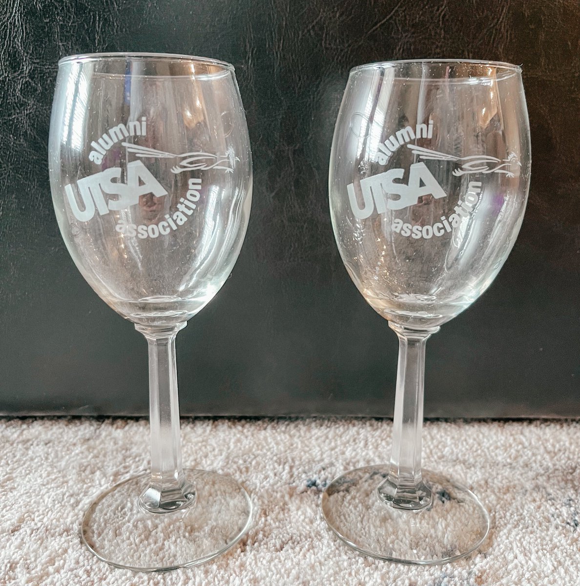 🚨GIVEAWAY🚨

We found wine glasses with our retro #UTSAAlumni Association logo!

How to enter:
✔️ Follow us
✔️ Tag a fellow Roadrunner
✔️ RT

(Giveaway closes 2/28 - One glass per winner)