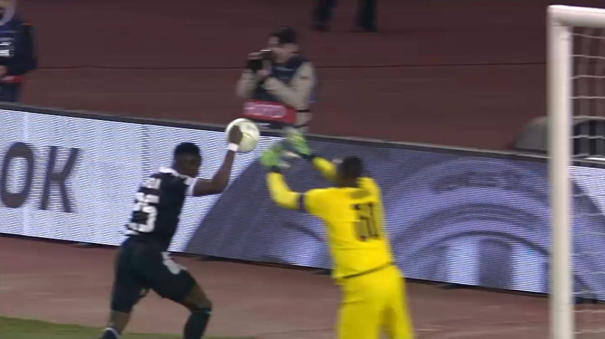 🤚 Oh la situation incroyable. But sur une main flagrante de Qarabag face à l'OM. Cependant la Var est absente. 

Alors que le but allait être validé le coach et le capitaine de Qarabag sont allés avouer la faute auprès de l'arbitre qui a finalement annulé le but.

👏 Quel geste.