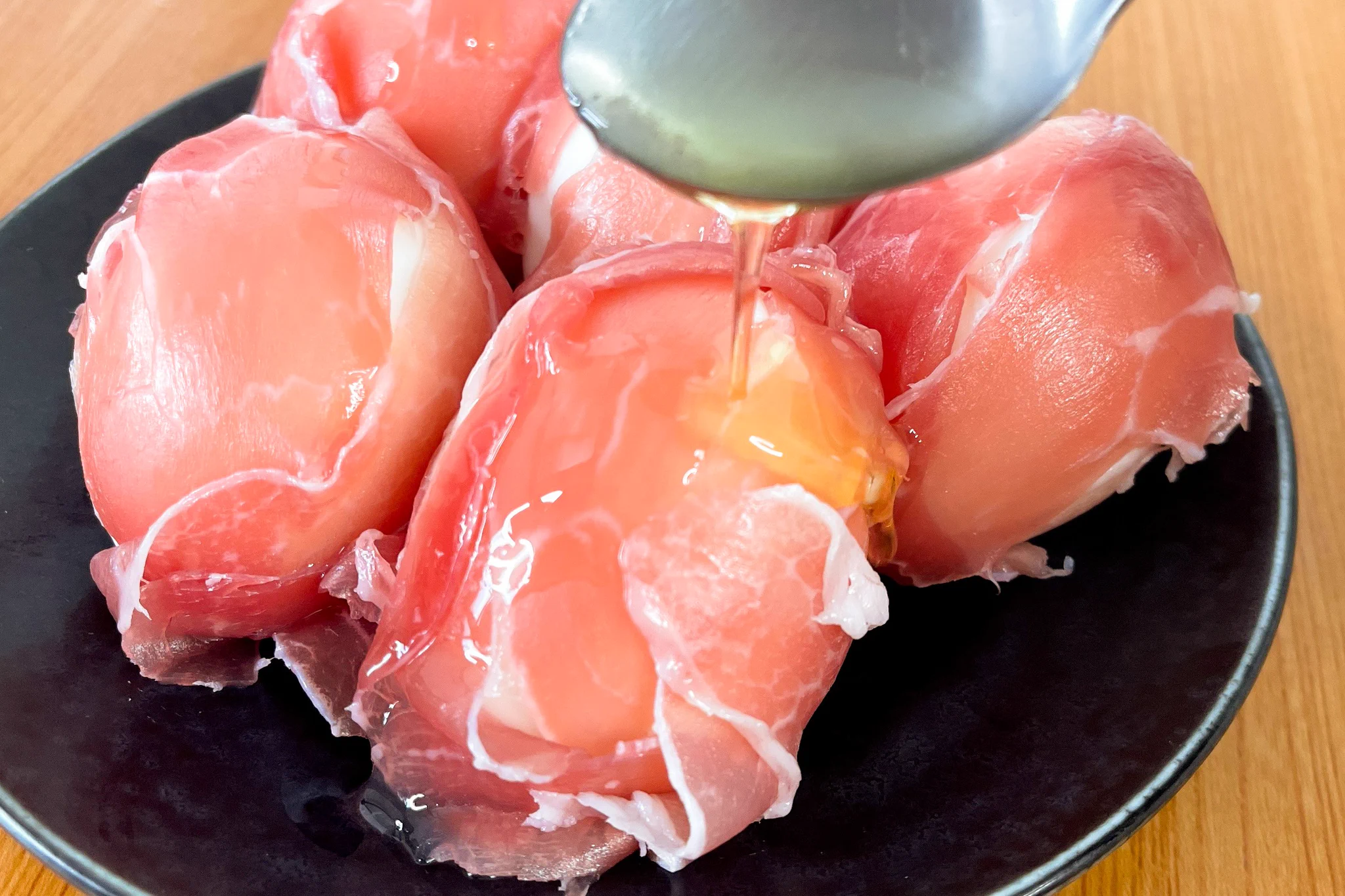 たまりません！「半熟たまごの生ハム包み」生ハムのうま味ととろっとろな半熟卵のコク！