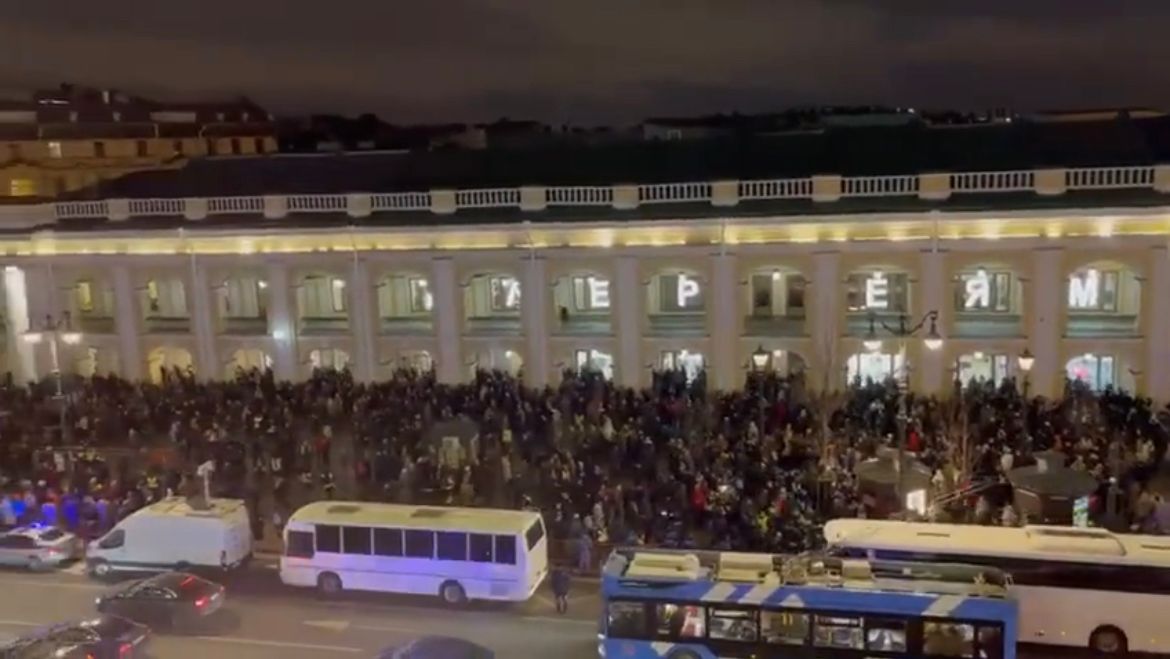 StevenDerix's tweet photo. 'Rusland' is meer dan Vladimir Poetin.

Vanavond riskeren tienduizenden Russen een celstraf om te protesteren tegen de oorlog. Sint-Petersburg, Moskou, Novosibirsk en Jekaterinenburg. #Oekraine https://t.co/jA7Vvram81