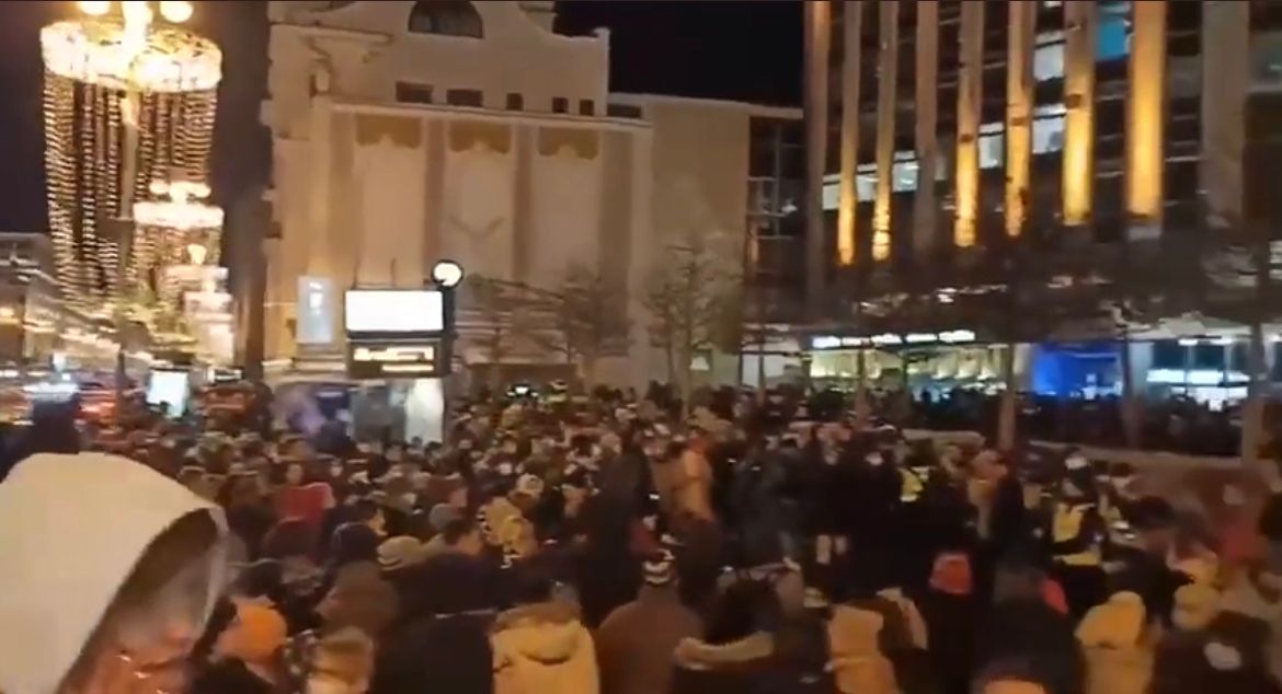 StevenDerix's tweet photo. 'Rusland' is meer dan Vladimir Poetin.

Vanavond riskeren tienduizenden Russen een celstraf om te protesteren tegen de oorlog. Sint-Petersburg, Moskou, Novosibirsk en Jekaterinenburg. #Oekraine https://t.co/jA7Vvram81