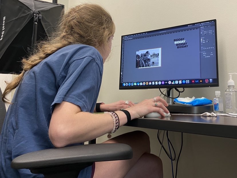 SFASU's tweet photo. Join @ThePineLog newspaper and @StoneFortYB for #StudentPressFreedomDay events!  Student staff members will hand out candy and information on student press freedoms and solicit input on campus coverage until 2 p.m. today by the student center Spirit Lounge. https://t.co/k9QFxKUpQn