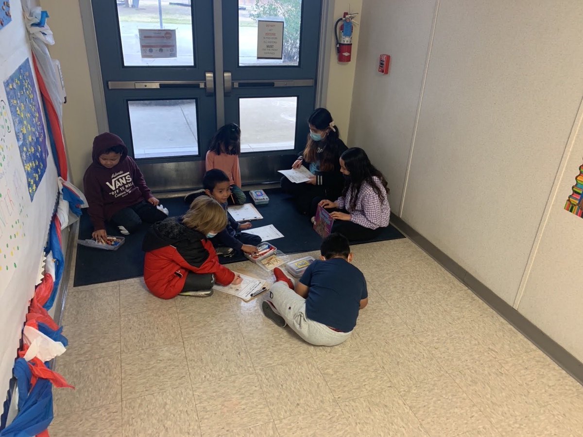 MRS WILLIAMS WIZARDS had a fantastic time reviewing text structures with Ms Harrington's kindergarten littles! Thank you Ms Williams for planning such a wonderful lesson, you are the best! #NavProud