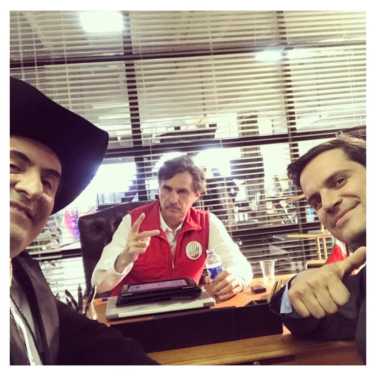 TeamMTacher's tweet photo. Que tal este recuerdo que nos comparte Alejandro Calva de La Reina del Sur 2 con nuestro @MarkTacher y @humbertozuritam

📸 by #alejandrocalva
#tbt con Don Epifanio y Alejandro. 
.
.
.

#MarkTacher #humbertozurit #lareinadelsur #lrds2 https://t.co/Wq3LnFFbOz