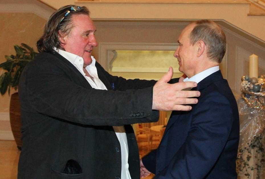 CNewsFake's tweet photo. 🔴 URGENT 

En réponse aux sanctions internationales , Vladimir Poutine  menace, entre autre, de renvoyer Gérard Depardieu en France.

Emmanuel Macron réunit en urgence le Conseil de Défense à  l'Elysée. 

#UkraineRussie #Poutine #GuerreUkraine https://t.co/8CBxf9xsy7