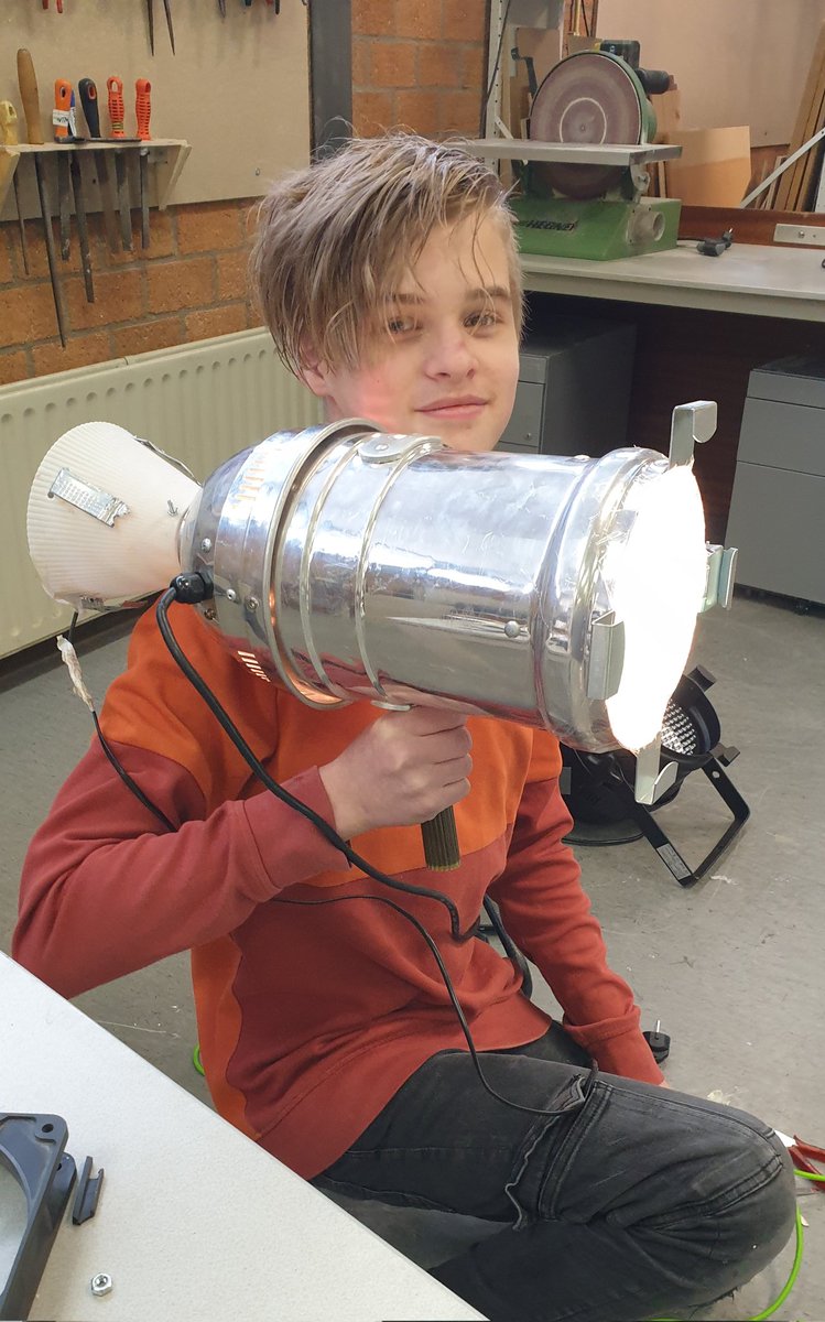 WALHALLAb_NL's tweet photo. Lukas, 14, is lichtkunstenaar @WALHALLAbCapel1 . Hij bouwde deze SuperLightBazooka met wat advies van #MeesterPeter.

Lukas leert hier wel. Wat op school niet lukte.

#onderwijs
#techniek
#technicitekort???? https://t.co/fNHUqGNw3V