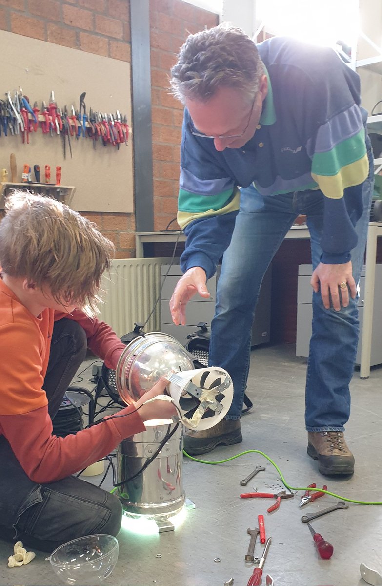 WALHALLAb_NL's tweet photo. Lukas, 14, is lichtkunstenaar @WALHALLAbCapel1 . Hij bouwde deze SuperLightBazooka met wat advies van #MeesterPeter.

Lukas leert hier wel. Wat op school niet lukte.

#onderwijs
#techniek
#technicitekort???? https://t.co/fNHUqGNw3V