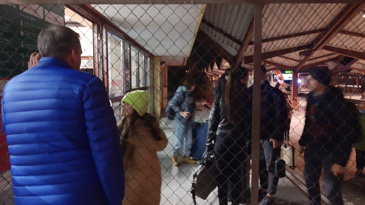 TereskaGut's tweet photo. Do Przemyśla dotarł kolejny pociąg z Ukrainy. Na dworcu rodziny czekają na bliskich. https://t.co/kLpu6LyC1q