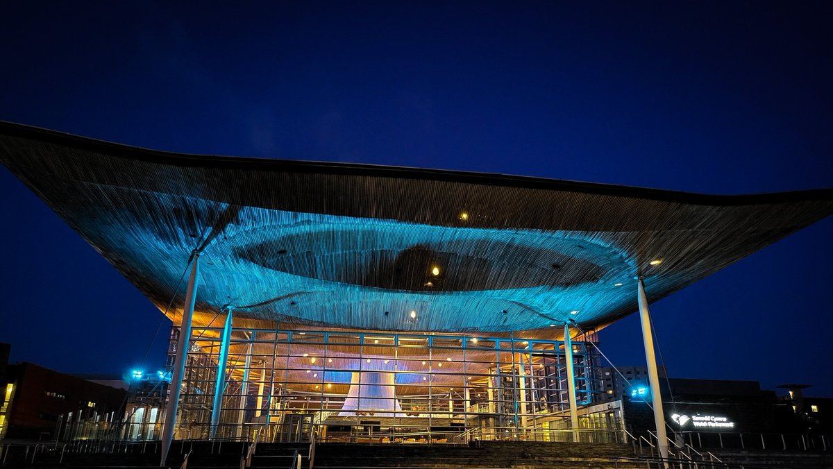 Mae ein meddyliau gyda phobl Wcráin ac rydym yn sefyll mewn undod.