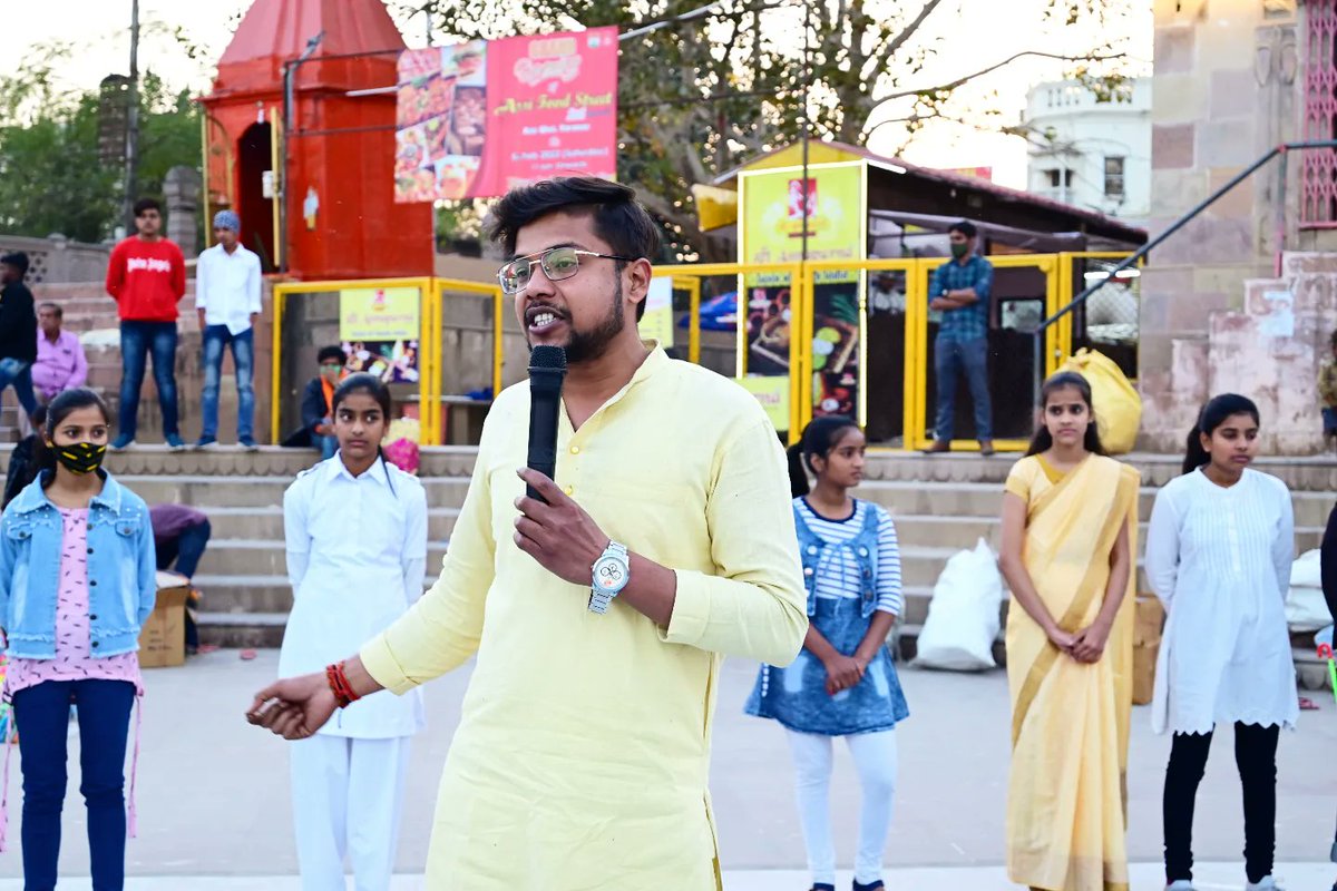 ishahshivam's tweet photo. पत्ता-पत्ता झरना सीखा,तब जाकर मधुमास लिखा है,
जिसने जितनी पीड़ा झेली,उतना ही इतिहास लिखा है ।।

#FightForLavanya 
#JusticeForLavanya 
@ABVPVoice @nidhitripathi92 @iGhanshyamShahi @iAbhilashKashi @AshishSainram https://t.co/zVPUivqmeq