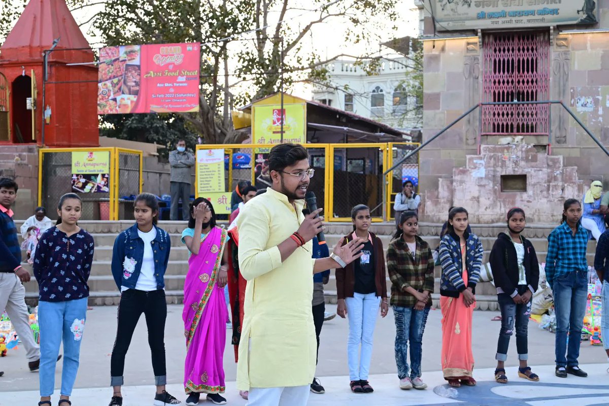ishahshivam's tweet photo. पत्ता-पत्ता झरना सीखा,तब जाकर मधुमास लिखा है,
जिसने जितनी पीड़ा झेली,उतना ही इतिहास लिखा है ।।

#FightForLavanya 
#JusticeForLavanya 
@ABVPVoice @nidhitripathi92 @iGhanshyamShahi @iAbhilashKashi @AshishSainram https://t.co/zVPUivqmeq