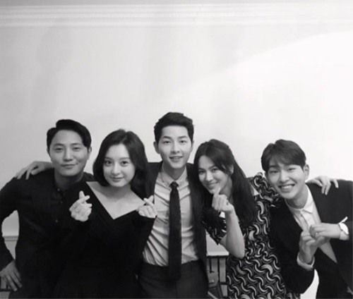 kdramadaisy's tweet photo. I'm a bit late but happy 6th anniversary #DescendantsOfTheSun !! https://t.co/ffJB80v4sw