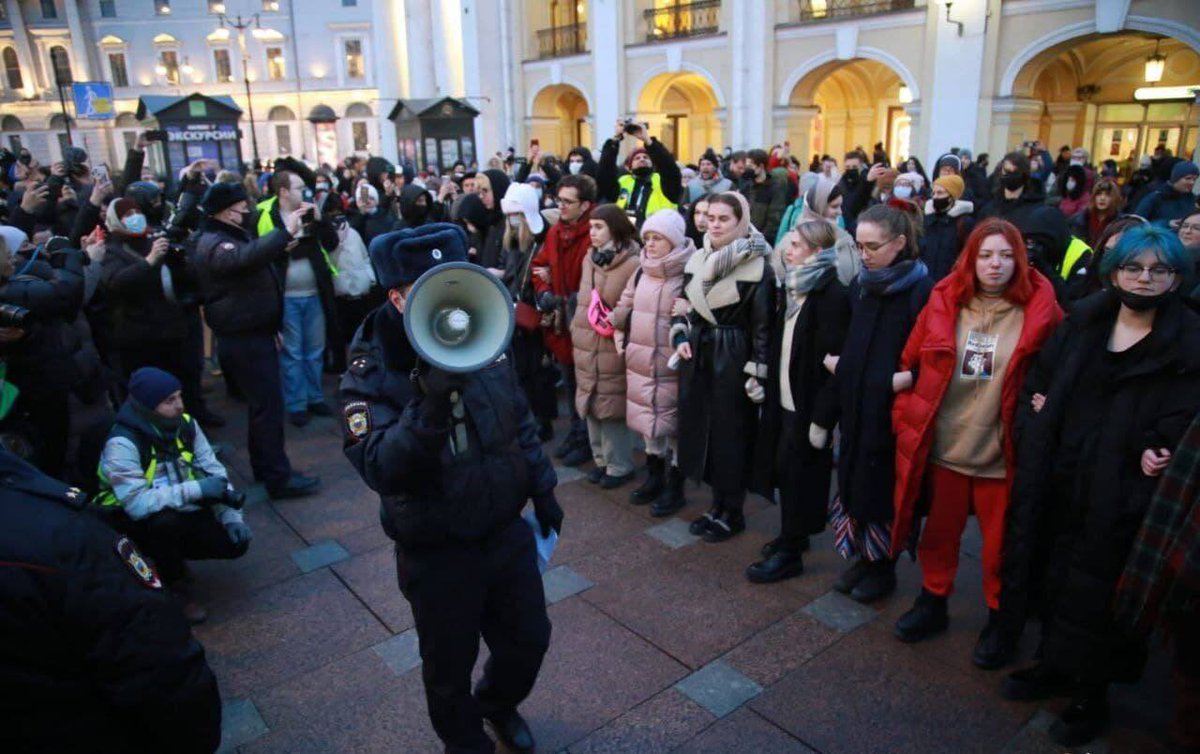 Новости 25.02 2024 г. Митинг в Питере 2022. Антивоенные митинги в Санкт Петербурге. Протесты в Питере. Акции против войны в Петербурге.