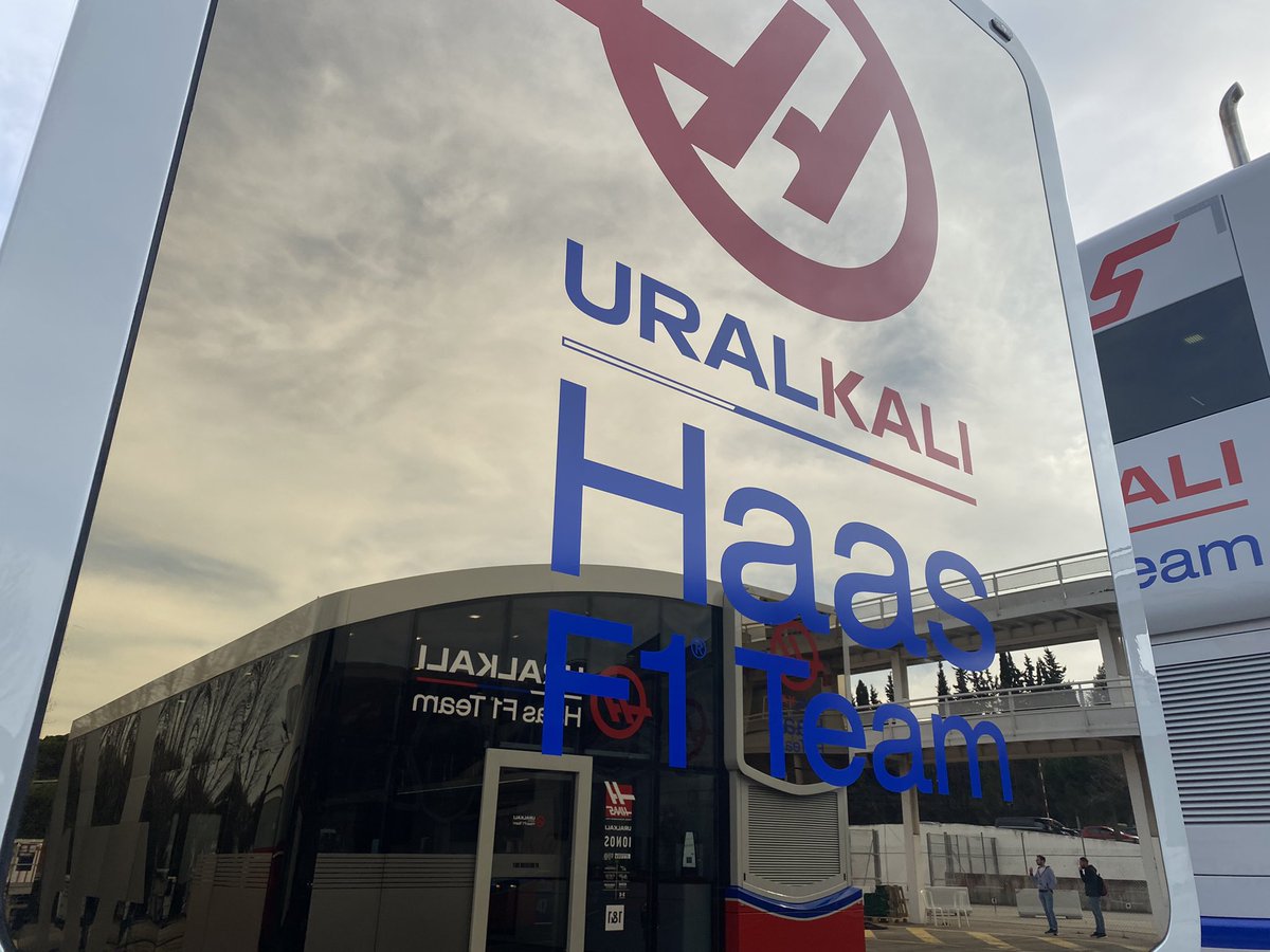 Haas ņem grožus savās rokās un noņems Uralkali krāsas no mašīnas vismaz pēdējā testu dienā. Malači - rīt iešu pārbaudīt kā izskatās motormāja:)
