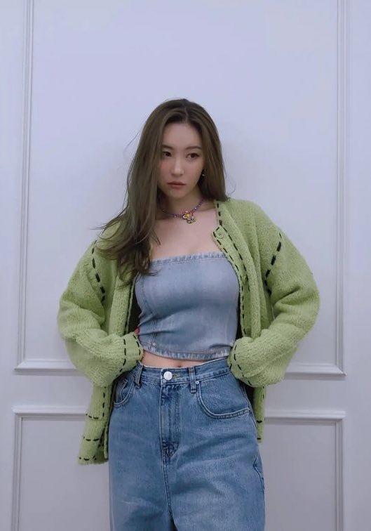 sunmithinkr's tweet photo. she’s so stylish https://t.co/WkMMTO3cII