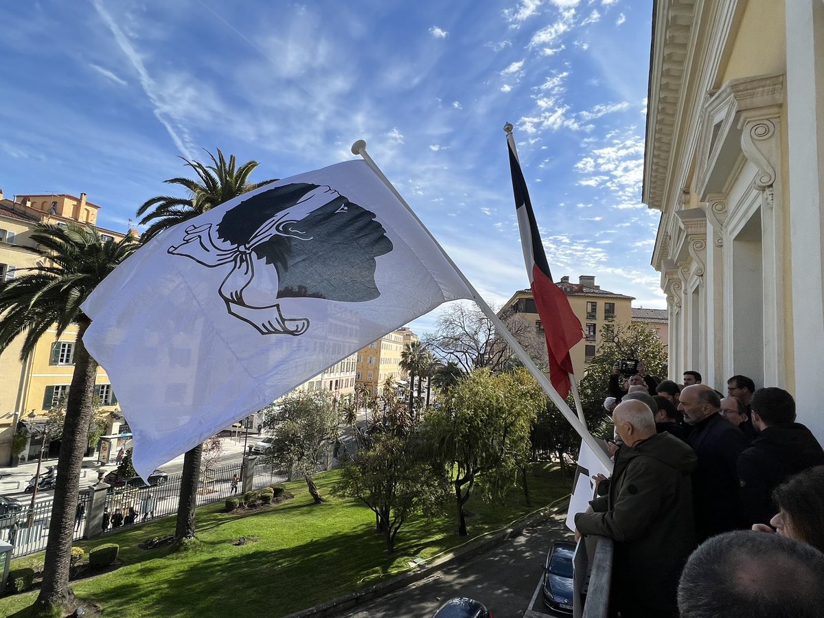 Gilles_Simeoni's tweet photo. U Cunsigliu esecutivu di Corsica hè venutu à purtà u so sustegnu à l’eletti di i gruppi Fà Populu Inseme, Core in Fronte è Avanzemu ch’anu occupatu oghje a Prifittura di Corsica.
Ricusemu l’inghjustizia è u disprezzu di a demucrazia. Ch’ella sia intesa è capita in Parigi. https://t.co/MaXrnhVaIm