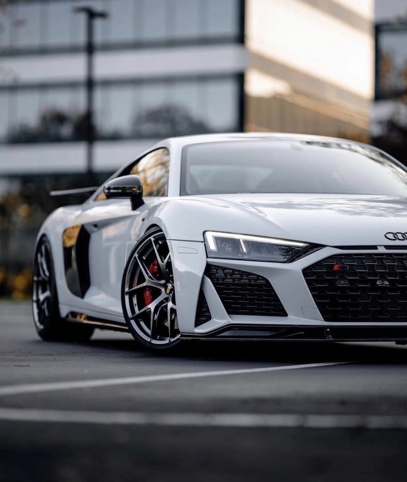 audi r8 2022 wallpaper