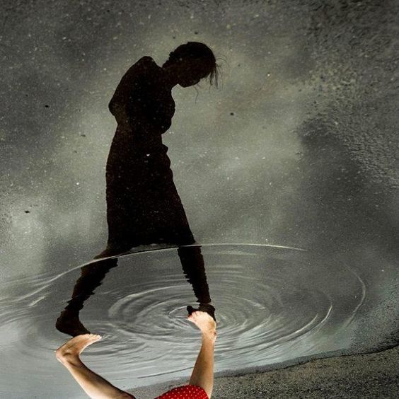 В одиночестве покой. Вода в тени казалась необыкновенно. Тень в композиции. Вода в тени казалась необыкновенно. Тень на песке картинки.