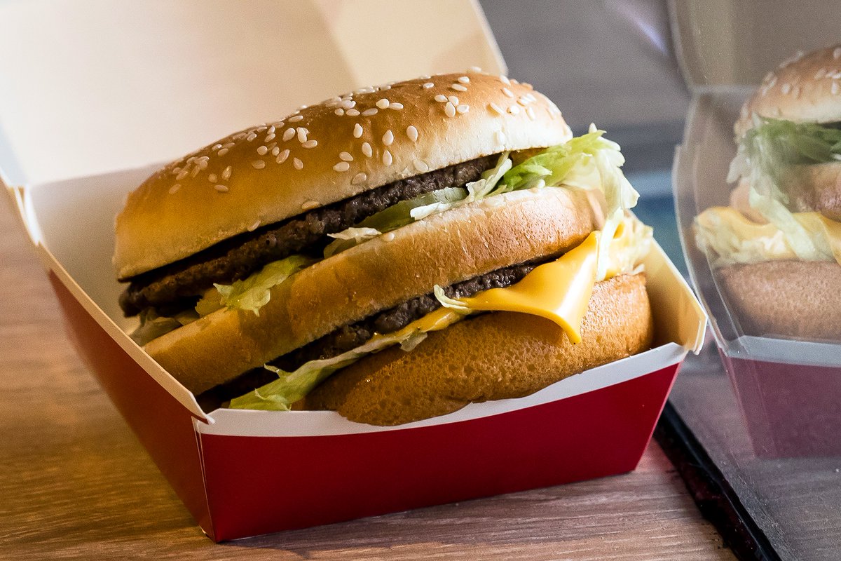 TranslatorFood's tweet image. Get ready to order your Big Mac from a virtual McDonald's in the #Metaverse! You read that right - Mickey D's, Panera, and more digital #FastFood restaurants could soon offer #NFTs and actual food for delivery: bit.ly/3oIPLlI 

#FoodTrendsTranslator