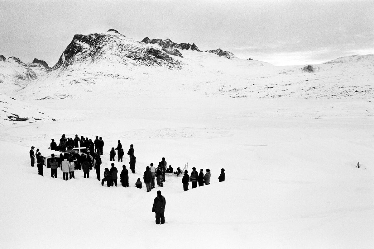 In 1999, Jacob Aue Sobol went to live in the settlement of Tiniteqilaaq, Greenland, and recorded his and his girlfriend's life on the east coast. This image of a funeral of an old hunter is available as a fine print: bit.ly/3LTPFSq 

© <a href="/JacobAueSobol/">Jacob Aue Sobol</a> / Magnum Photos