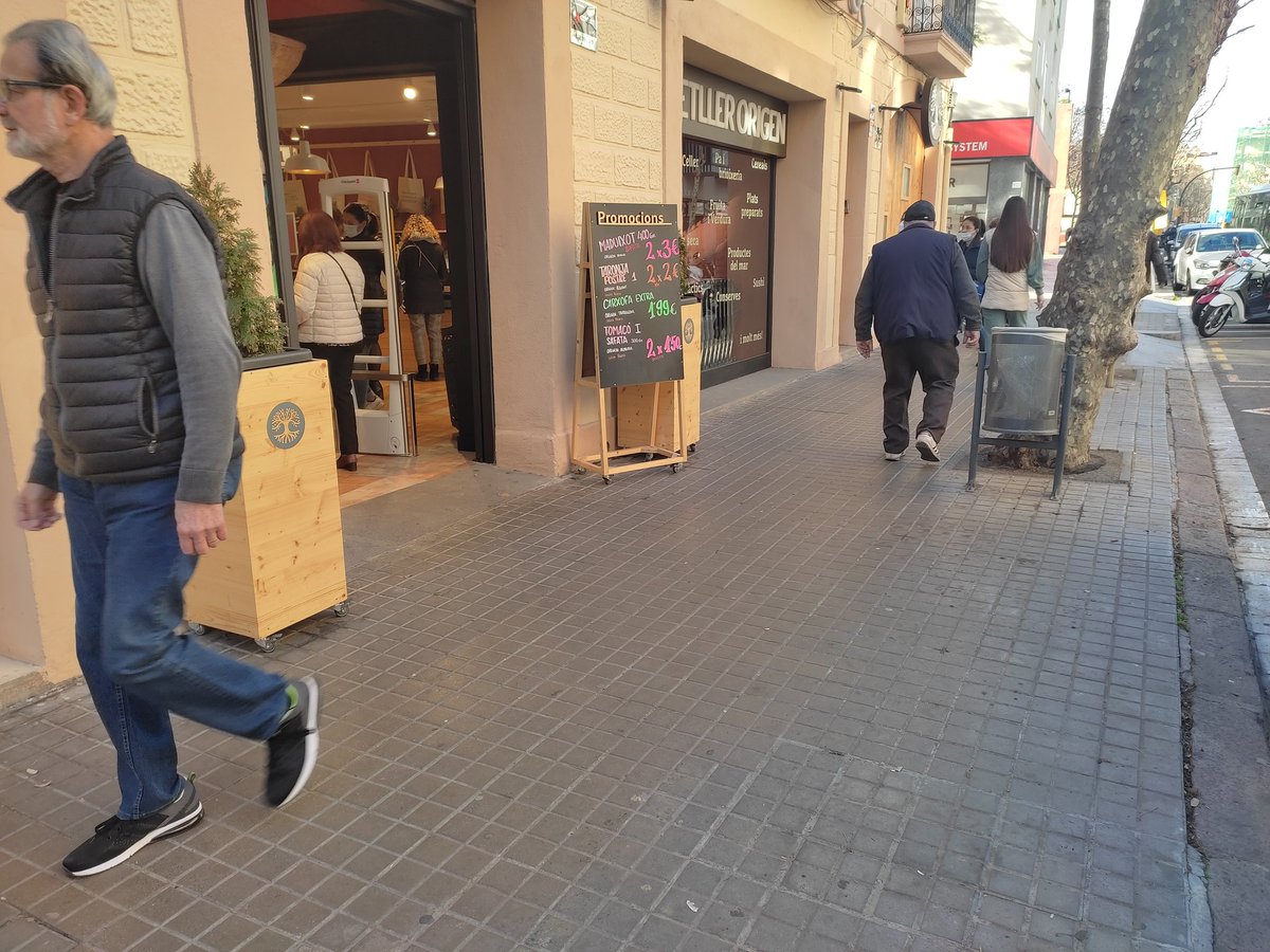 Benvolguts <a href="/AmetllerOrigen/">Ametller Origen</a>

⚠️ La caminabilitat  👣 👡 🚶‍♀️  ♿ no és invisible 🕶️

No ens calen més obstacles a les voreres. Penseu  🧠  amb les persones 👩‍🦯: la seva referència és la façana

📸 C/ Enric Prat de la Riba 297

#AmetllerOrigen  #Accessibilitat #Barrerisme #Barrerismo