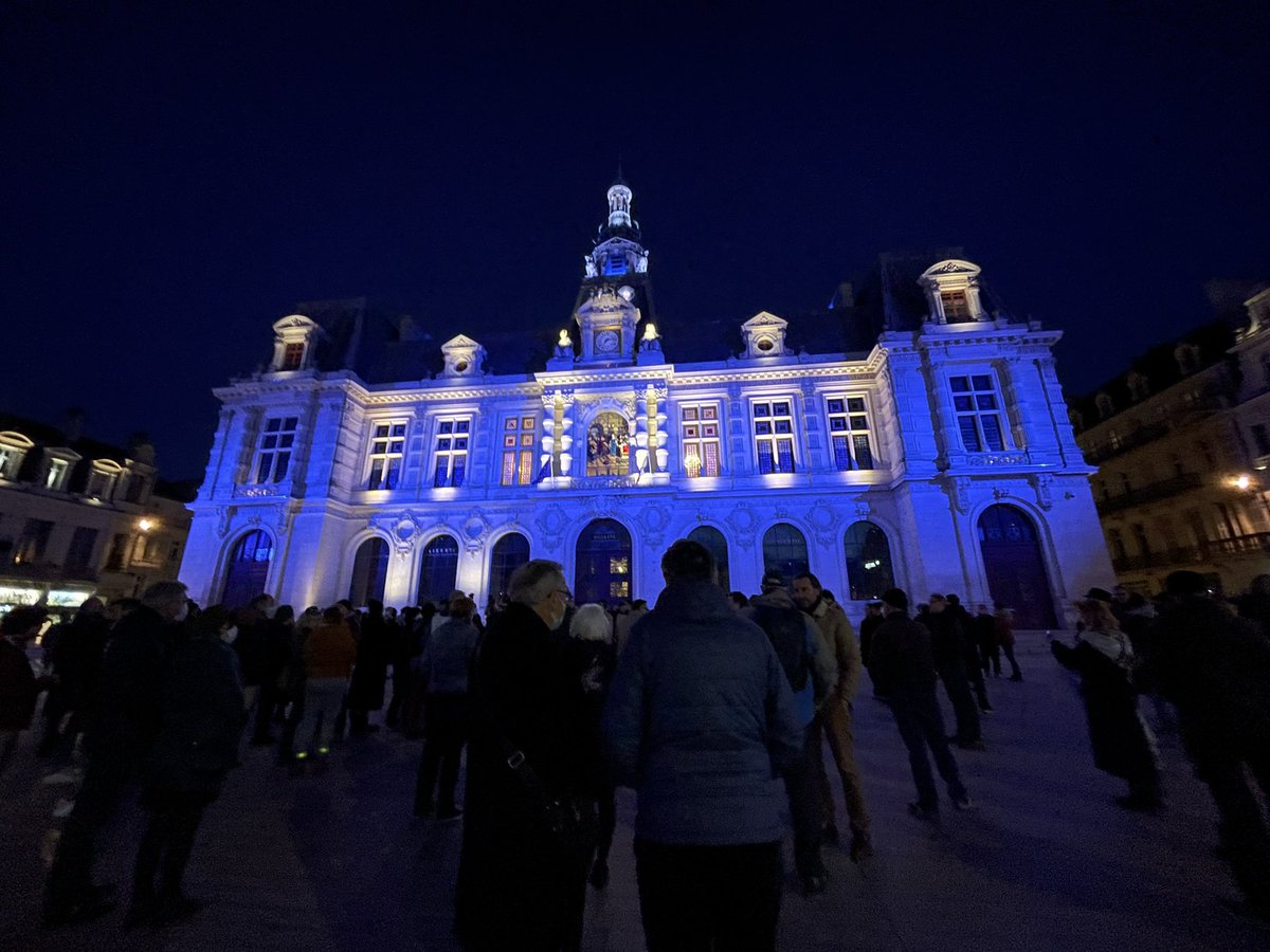 Ce soir à @poitiersfr, les poitevines et les poitevins sont unis pour soutenir le peuple ukrainien. 🇺🇦