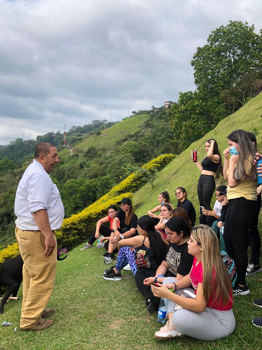 udes_oficial's tweet photo. #SomosUDES| Así se llevó a cabo la caminata de los estudiantes de quinto semestre del programa de Enfermería al letrero de #UDESVerde espacio que contó con la participación de Juan Eusebio Olaya director de @ecojardinesec y en el que además realizó acompañamiento la #DefensaCivil https://t.co/arGBHN3OFJ