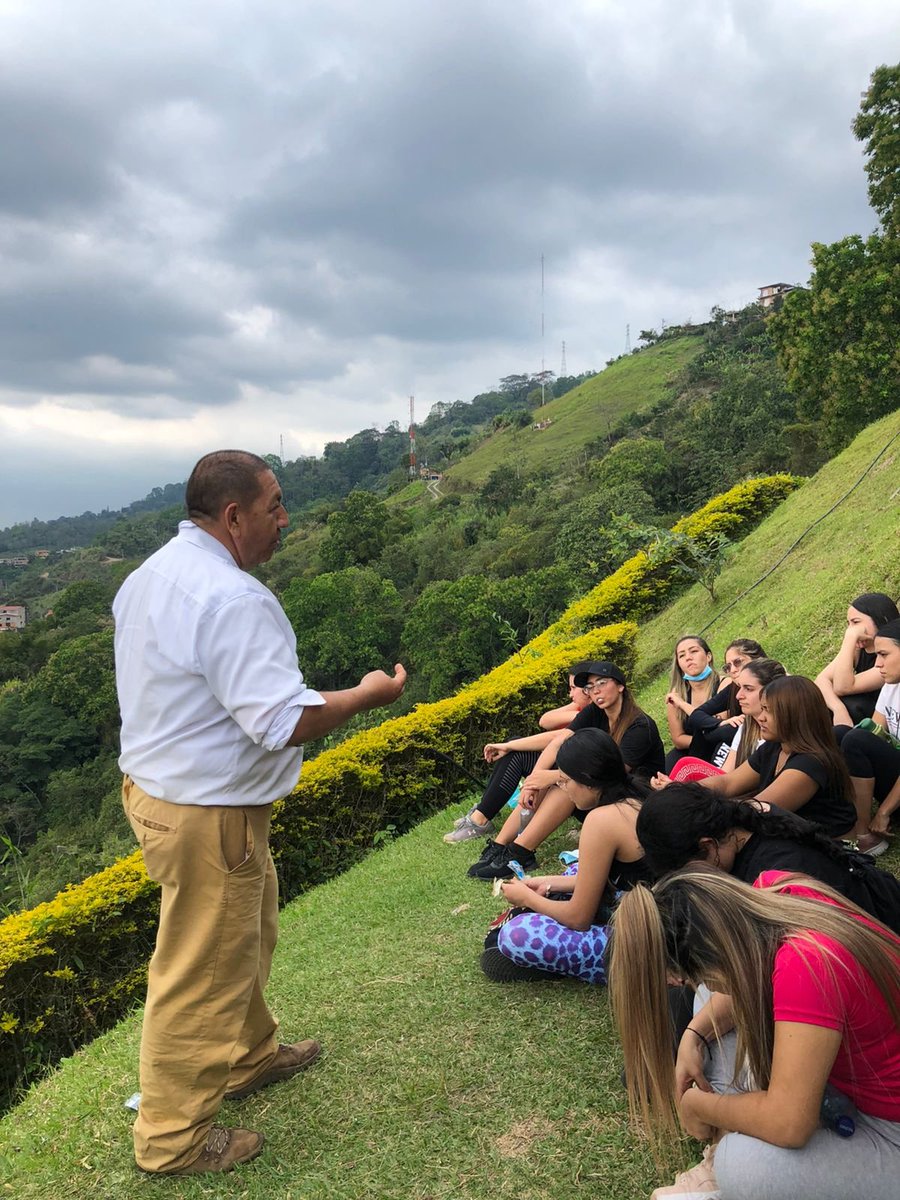 udes_oficial's tweet photo. #SomosUDES| Así se llevó a cabo la caminata de los estudiantes de quinto semestre del programa de Enfermería al letrero de #UDESVerde espacio que contó con la participación de Juan Eusebio Olaya director de @ecojardinesec y en el que además realizó acompañamiento la #DefensaCivil https://t.co/arGBHN3OFJ