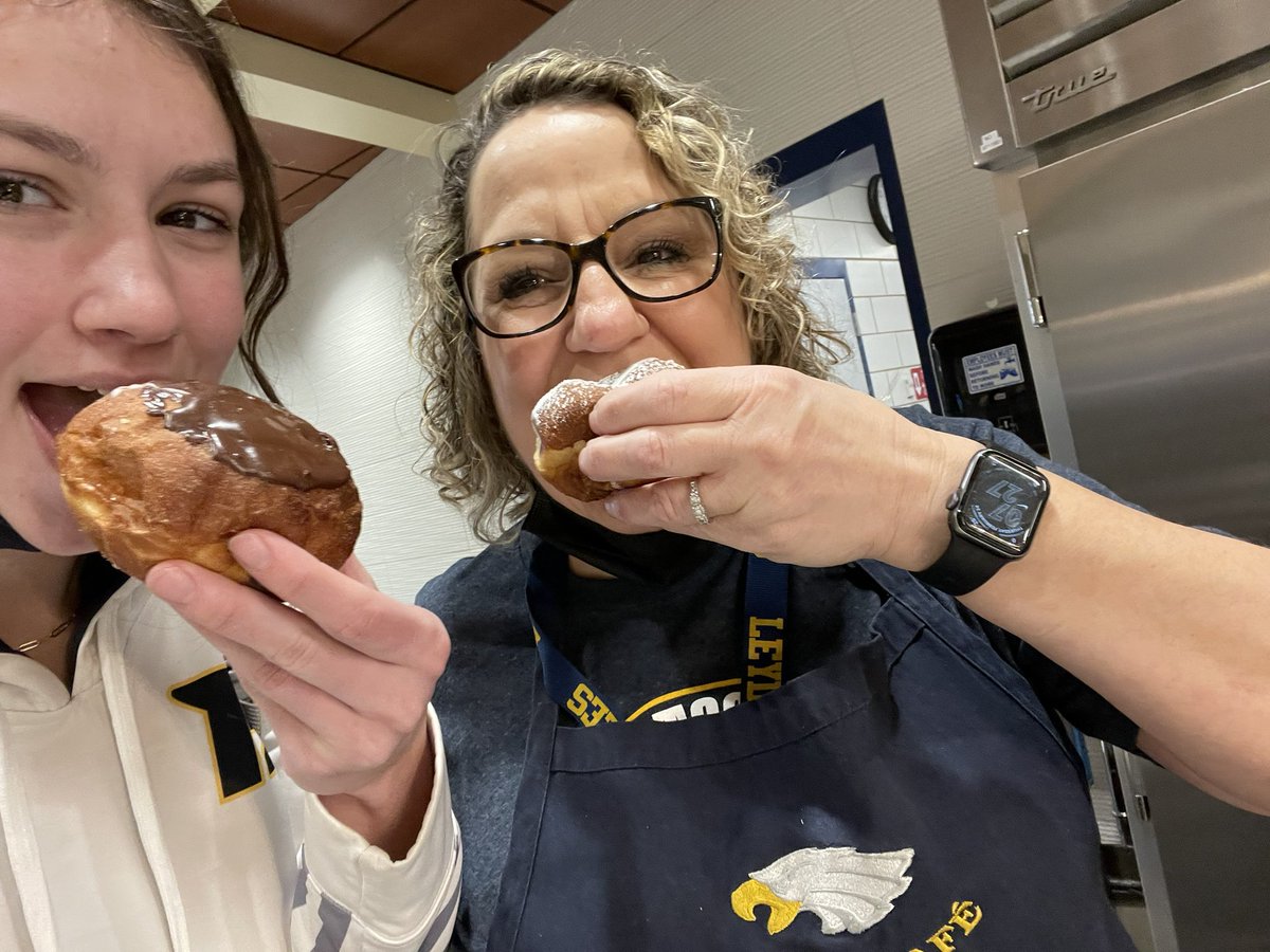 Happiness is when an awesome student treats the crew to Paczki! Thank you <a href="/IzabellaLaniew1/">Izabella Laniewski</a> &amp; Wiklanski’s Bakery! They were amazing! #leydenpride <a href="/leydenpride212/">Leyden High Schools District 212</a>