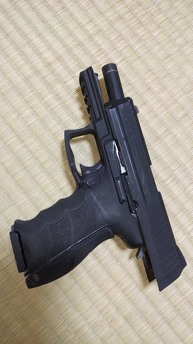 zKw4hZT8gwfr3l4's tweet photo. 初めて造ってみた、握ったらわからないプロップガン方式のH&K P30第1号。
側はマルイの電ブロ、中身はMGCのデトニクス。
#HkP30
#ハワイファイブオー
#モデルガン https://t.co/pxUGYD0F9Y