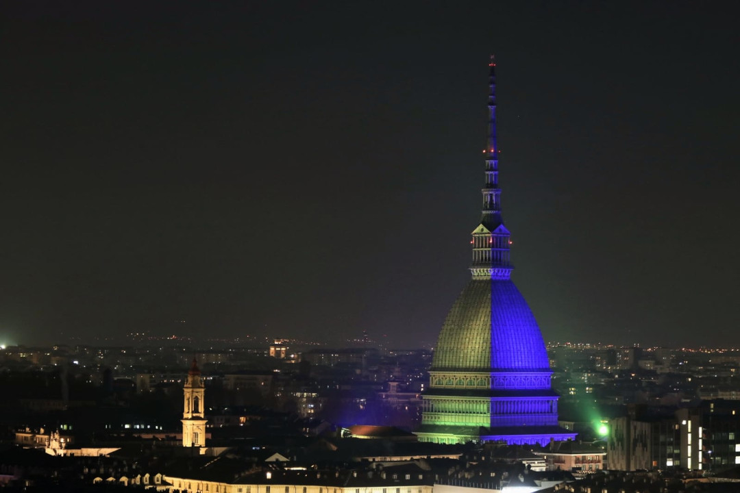 twitorino's tweet image. Questa sera la Mole Antonelliana, per esprimere la solidarietà della Città di Torino a Kiev, si illumina di giallo e azzurro, i colori della bandiera nazionale dell'Ucraina.