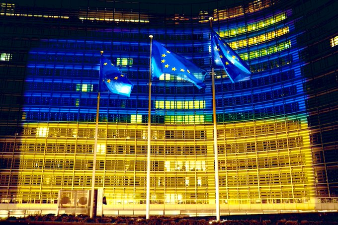nicolasberrod's tweet photo. Plusieurs bâtiment officiels en Europe sont aux couleurs de l'#Ukraine ce soir : le siège de la Commission européenne, la résidence du Premier ministre britannique, le Parlement gallois, le Monument de la Liberté en Lettonie, etc. https://t.co/JYsaIwPJsj
