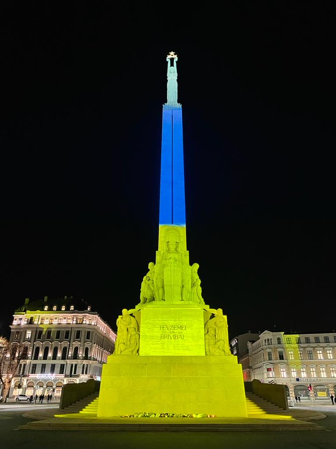 nicolasberrod's tweet photo. Plusieurs bâtiment officiels en Europe sont aux couleurs de l'#Ukraine ce soir : le siège de la Commission européenne, la résidence du Premier ministre britannique, le Parlement gallois, le Monument de la Liberté en Lettonie, etc. https://t.co/JYsaIwPJsj