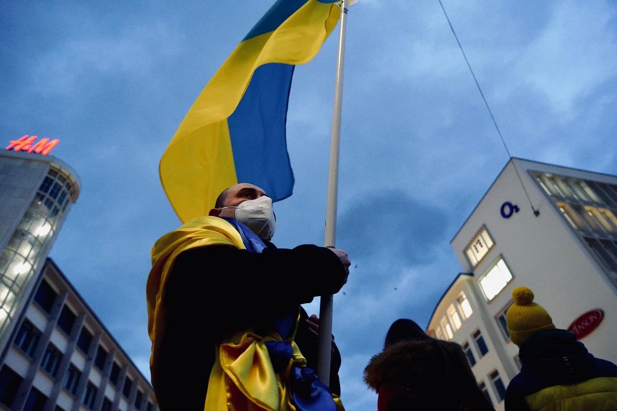 Menschen protestieren am Kröpcke in Hannover gegen Krieg in der Ukraine: Rund 200 Menschen haben sich am Donnerstagabend am Kröpcke in Hannover versammelt, um gegen den Angriff Russlands auf die Ukraine zu demonstrieren. #Niedersachsen #Hannover #Ukraine