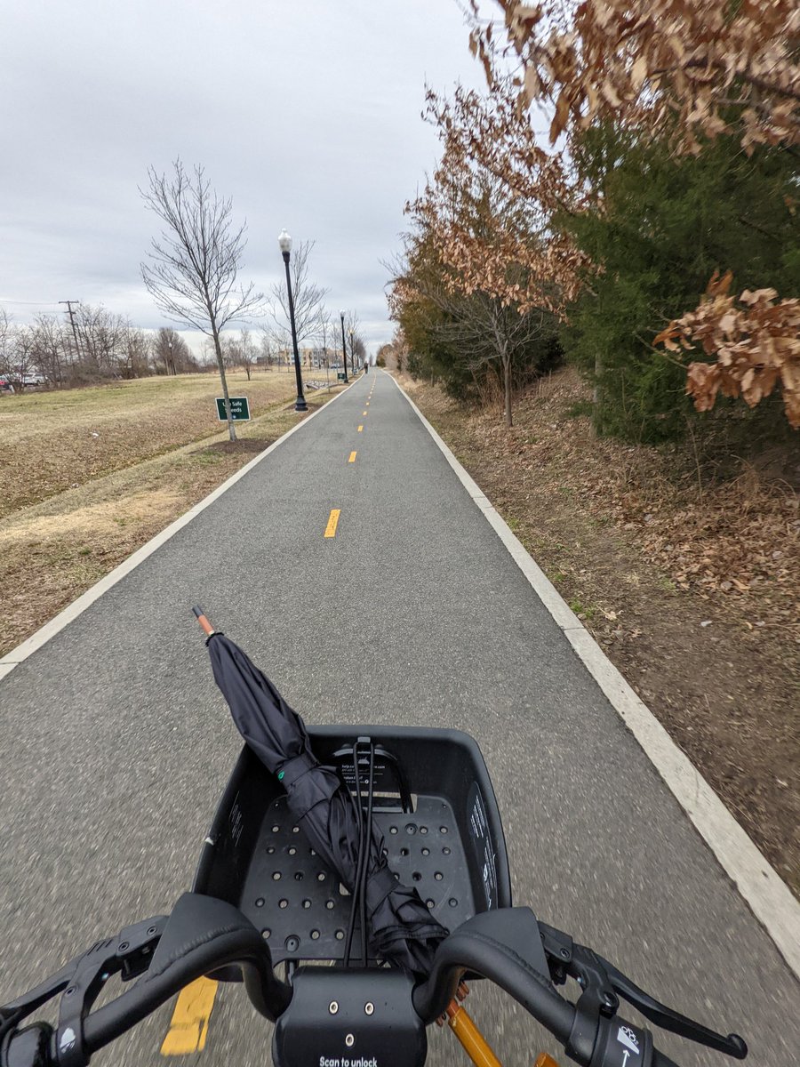 Gotta love trails that connect to public transit and to other trails and bike lanes. Bonus if they have @bikeshare stations along the way. ♥️ Potomac Yard Trail.
#bikeva #bikedc #trails