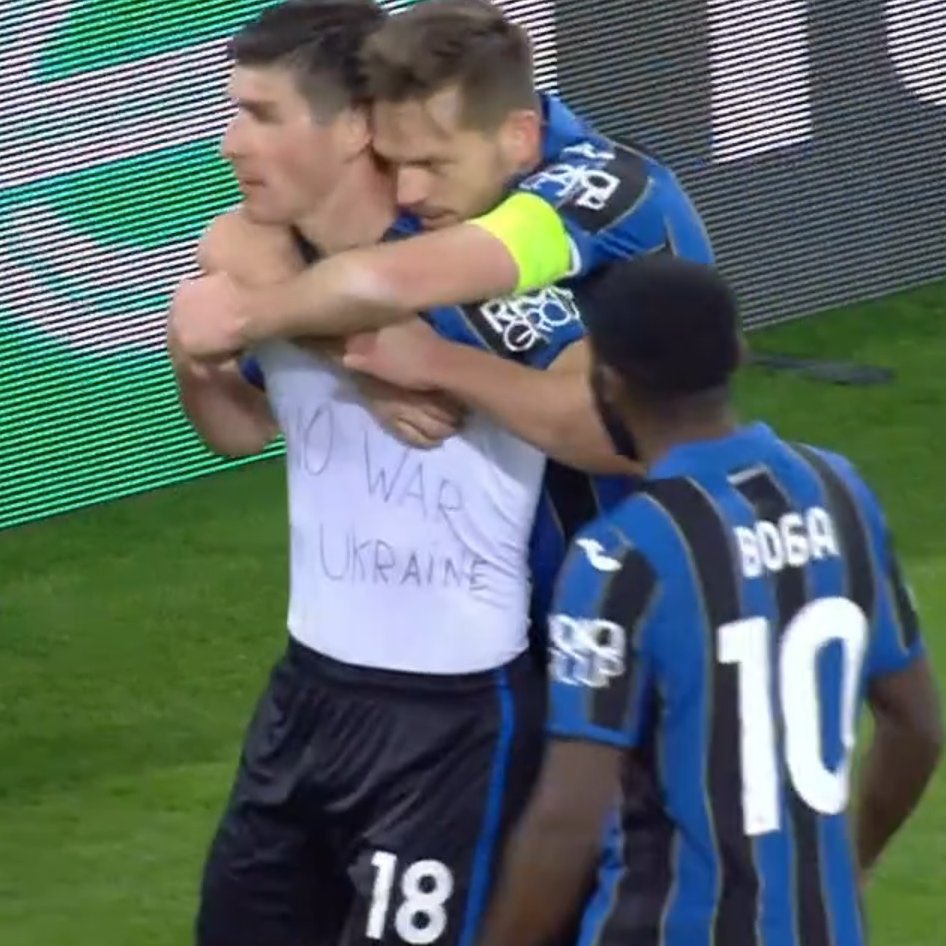 rogbennett's tweet photo. Ukrainian midfielder Ruslan Malinovskyi scored tonight for Atalanta, then celebrated by revealing a “No War in Ukraine” t-shirt 🇺🇦🙌 https://t.co/k10I9q8nqL