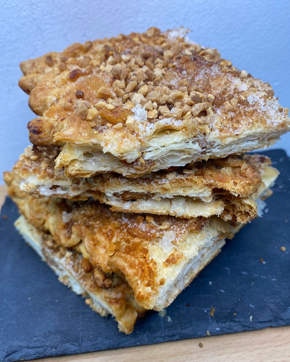 MTarradellas's tweet photo. Coca de greixons casolana (aq any de pasta de full) a punt per ser degustada! #dijousgras #tradicions #tradicionsdolces #carnaval #cocadellardons #cocadegreixons #greixons #llardons https://t.co/LI6Iodo3t0