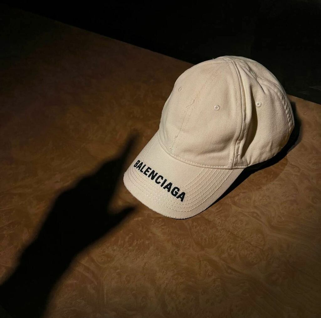 #BALENCIAGA #MEN SPRING/SUMMER '22

Top off your look with this effortlessly cool baseball cap from Balenciaga. Also available in blue.

Price: €295

For more Balenciaga derodeloper.com/heren/balencia…

#derodeloper #mode #instastyle #instafashion #fashiongram … instagr.am/p/CaXyHqns2bX/