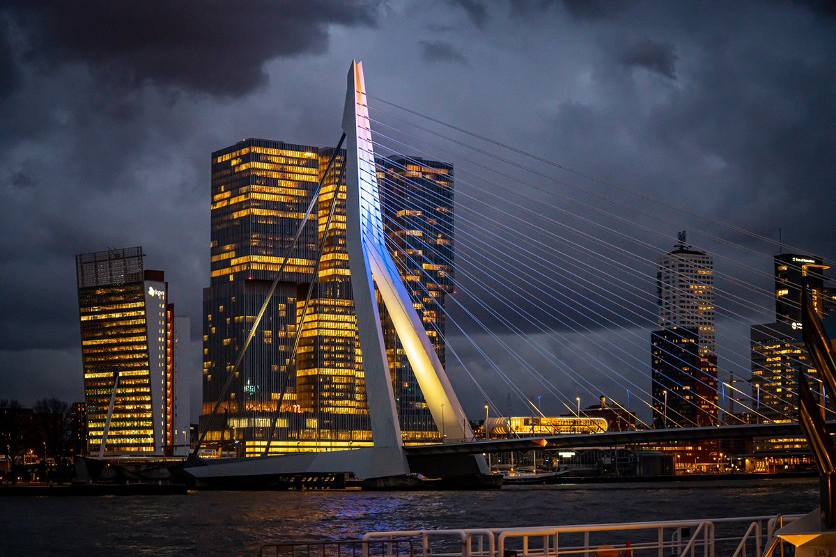 ADnl's tweet photo. 📸 De Erasmusbrug in Rotterdam en het stadhuis in Den Haag kleuren blauw-geel in solidariteit met het Oekraïense volk.

Volg alle ontwikkelingen in ons liveblog: https://t.co/mFl9EnlvPh https://t.co/L5wxJq8ZgZ