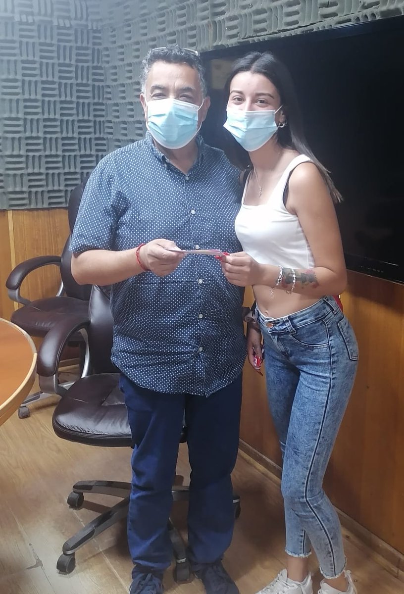 radiolibraynexo's tweet photo. #Premio #Circo #FusionHumor #Lamañanadelibra Karifer Araya fue una de las ganadoras de entradas dobles para ir a ver a Fusión humor este sábado a la carpa espectáculo del circo Tony Caluga. Nuestro colega @marco_radio hace entrega del regalo. https://t.co/abbBmOhVAc