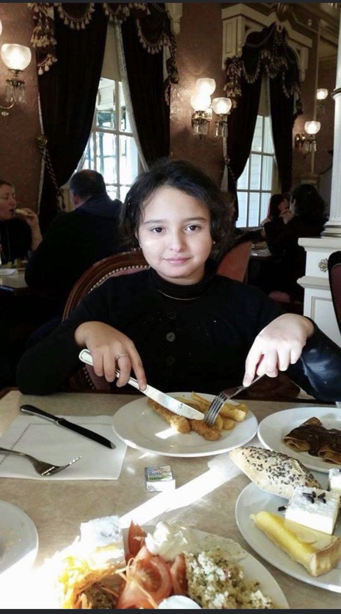 Srhaaa213's tweet photo. moi en plein dîner avec Poutine pour essayer de le convaincre que quand Macron dit « on » il parle de lui et sa femme #VladimirZemmour #guerremondiale #PoutineMacron https://t.co/I9eRoo4XZs