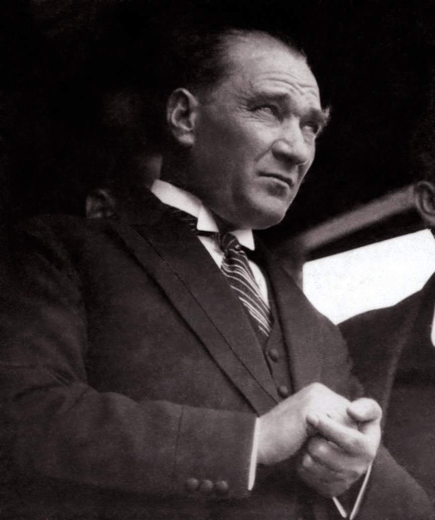 "Yurtta sulh cihanda sulh..."

“Savaş zorunlu ve hayati olmalı. Milleti savaşa götürünce vicdanımda acı duymamalıyım. ‘Öldüreceğiz' diyenlere karşı ‘ölmeyeceğiz' diye harbe girebiliriz. Lakin millet hayatı tehlikeye uğramadıkça savaş bir cinayettir." (M.Kemal Atatürk)